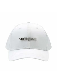 Weißer Baseball-Cap mit gebogenem Schirm und gestickten Details, mit einem silbernen Logo "SIXTHJUNE" auf der Vorderseite.