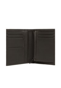 Portafoglio in pelle marrone scuro aperto, con slot per schede multipli e una tasca per monete con zip al centro.