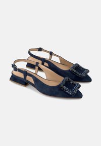 Scarpe slingback in suede blu navy con punta affusolata e tacco a blocco piccolo. Presentano un accentuato un quadrato gioiello sulla tomaia.