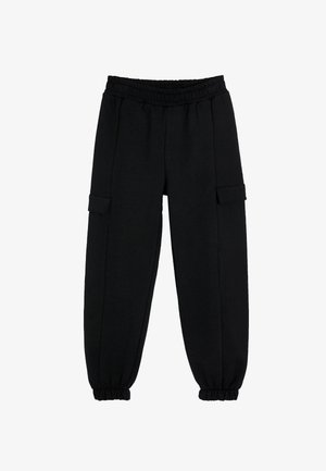 Zwarte cargobroek van zachte stof, met een elastische tailleband, taps toelopende enkels en twee zijzakken. Glad textuur zonder patronen.