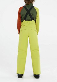 Pantaloni da sci verde brillante con bretelle, caratterizzati da una vestibilità comoda e una texture liscia. Include due tasche posteriori e un tessuto resistente.
