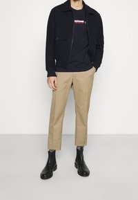Tommy Hilfiger Triko s potiskem - dark blue