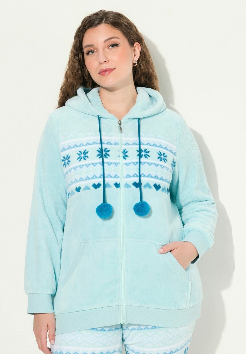 Sudadera de forro polar azul claro con cremallera delantera, capucha, pecho estampado, acentos de pompones y bolsillos frontales. Tejido texturizado y ajuste holgado.