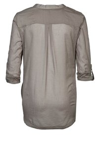 Camicia grigia chiaro a maniche lunghe con scollo rotondo, caratterizzata da una piega posteriore e polsini arrotolati. Realizzata in un tessuto morbido e strutturato.