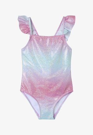 Iridescente badpak met een gradient van roze en blauw, voorzien van ruches op de schouderbanden en een gladde, glanzende textuur.