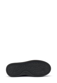 Suela de zapato de goma negra con una superficie texturizada que presenta un patrón de diamantes y bordes acanalados. Sin marcas de marcas visibles o acentos.
