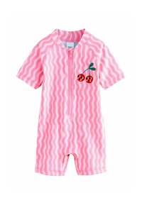 Różowy kostium kąpielowy z krótkim rękawem, w falisty wzór i z zamkiem błyskawicznym z przodu. Posiada wyszywane wisienki z uśmiechniętymi twarzami na klatce piersiowej.