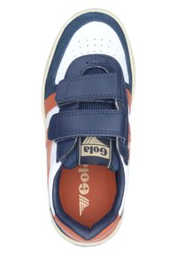 Scarpa sportiva blu e bianca con accenti marroni, due cinghie in velcro, punta perforata, materiali in tessuto e suede, e suola in gomma.