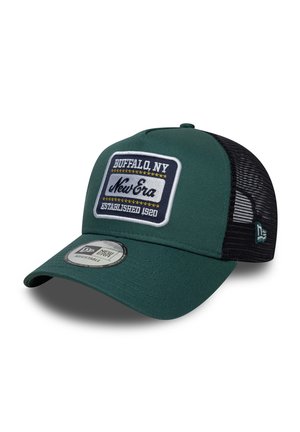 Casquette trucker New Era en mesh vert et noir avec patch Buffalo, NY et sangle réglable visible sur fond blanc.
