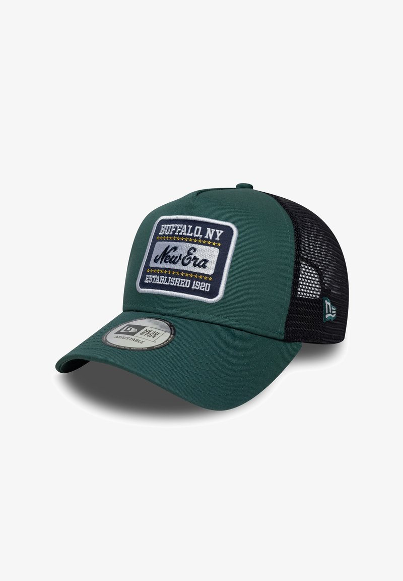 Casquette trucker New Era en mesh vert et noir avec patch Buffalo, NY et sangle réglable visible sur fond blanc.