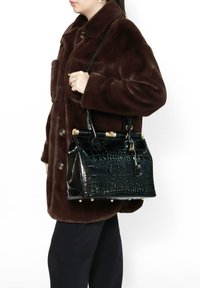 Borsa in pelle sintetica nera effetto coccodrillo con hardware dorato, forma strutturata, doppio manico superiore e borchie decorative alla base.