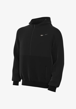 Melns Nike džemperis ar rāvējslēdzēju, kengura kabatu, ribinātām piedurknēm un teksturētām paneļiem. Uz krūšu daļas ir mazs sudraba logo.
