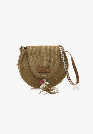 Bolso redondo de color marrón tejido que presenta una tapa curvada con detalles estampados, un fleco decorativo y una correa de estampado de leopardo.