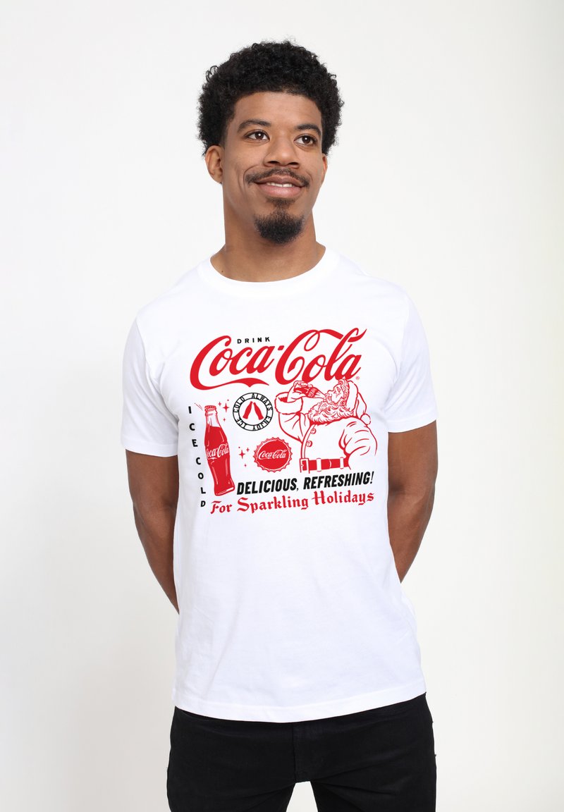 Bílý tričko s krátkým rukávem s retro grafikou Coca-Cola v červené a černé barvě, s textem: "Pijte Coca-Colu, lahodnou, osvěžující! Pro jiskřivé prázdniny."
