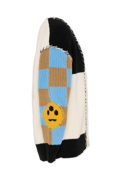 Cappello a maglia con design patchwork che presenta sezioni nere, bianche, blu e marroni, accentuate da una faccina sorridente gialla.