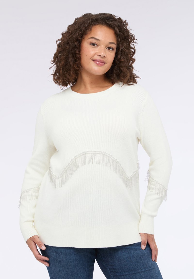 Maglione bianco in maglia con dettagli a frange lungo l'orlo e le maniche, collo rotondo e polsini a coste. Texture morbida.