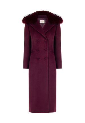 Burgunderfarbener Wollmantel mit doppelter Knopfleiste, Reverskragen und einem Kragen aus Kunstfell; bodenlang mit figurbetontem Schnitt.