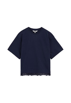 Chemise bleu marine à manches courtes avec col rond et bordure en dentelle le long de l'ourlet inférieur, présentée sur un fond blanc uni.