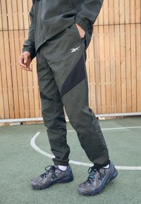 Reebok - BASKETBALL TRACK PANT - Pantaloni sportivi - grey 6 Immagine in miniatura 1