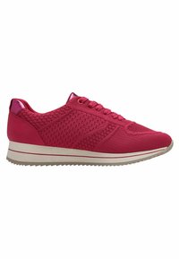 Chaussure de sport rose avec un dessus en maille texturée, des accents synthétiques lisses et une semelle intermédiaire blanche contrastante. Dotée de lacets plats et d'un bout arrondi.