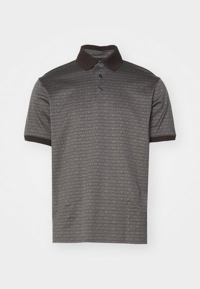 Tamsiai pilkos trumpos rankovės polo marškiniai su kartojančiuosius "Emporio Armani" logotipo raštu. Sukurti su kontrastinga ruda apykakle ir mygtukų uždengimu.