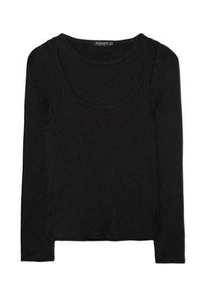 Schwarzes langärmeliges Schichthemd mit einem Rundhalsausschnitt, darunter ein ärmelloses Tanktop.