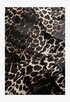 Luvmara leopardu raksts audums melnā, bēšā un brūnā krāsā, ar melnām pogām un sprādzes detaļu jostā, ar gludu tekstūru.