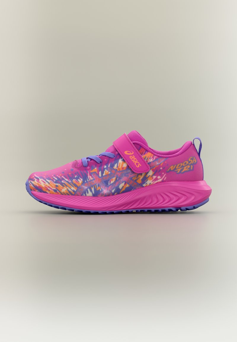 Παιδικό αθλητικό παπούτσι σε ροζ και μωβ με πολύχρωμα σχέδια, ιμάντα με αυτοκόλλητο και διαμορφωμένη σόλα, τοποθετημένο σε ουδέτερο φόντο.