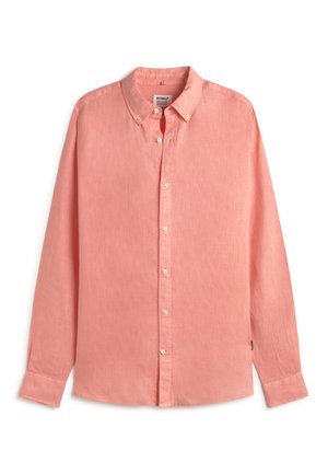 Langärmliges, korallenrosa Hemd mit Knöpfen, Kragen und weißen Knöpfen, flach auf einem weißen Hintergrund liegend präsentiert.