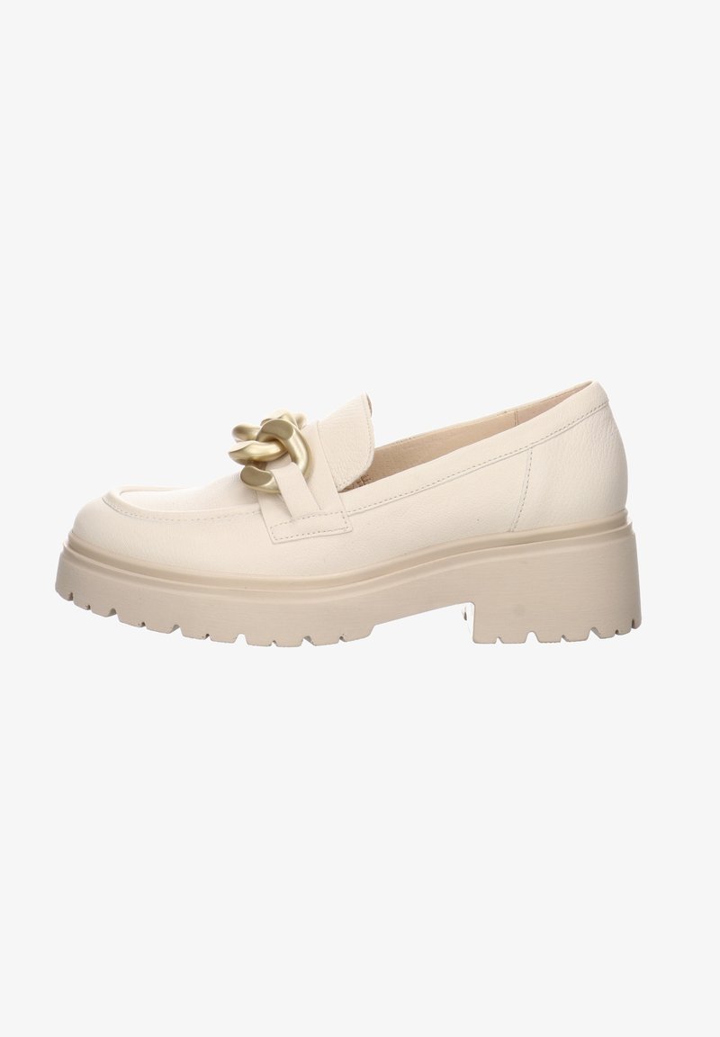 Mocassins en cuir crème avec une semelle épaisse, ornés d'un accent décoratif doré sur le devant. Tige texturée et semelle robuste.