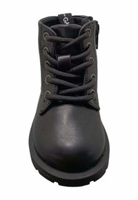 Stivale alla caviglia in pelle nera con punta rotonda, design con sei occhielli per lacci, superficie texturizzata e zip laterale per una facile indossabilità.