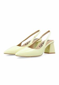 Slingback korkokengät kiiltävän vaaleankeltaisesta lakatusta nahasta, terävällä kärjellä, suoralla lohkokorkealla ja leikatuilla sivuilla.