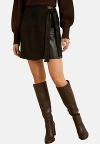 REGULAR FIT  - Falda cruzada - black faux suede mix