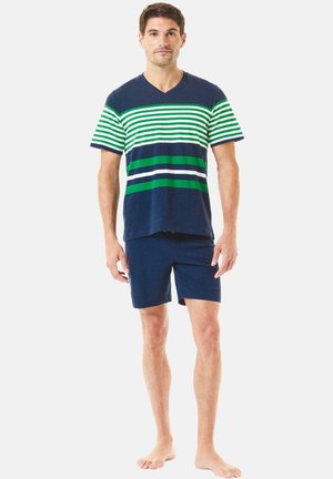 Camiseta de cuello en V azul marino con rayas horizontales verdes y blancas; combinada con pantalones cortos azul marino, de tela suave, liviana y con un ajuste casual.