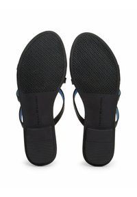 Svarta sandaler med gummisula, med blå accenter och en strukturerad yttersula för bra grepp. Designen inkluderar öppna remmar för ventilation.