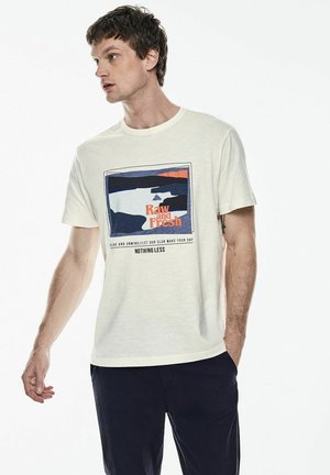 Heren crème korte mouwen t-shirt met een grafische print in blauw en oranje, met de tekst "Raw and Fresh" gecentreerd op de voorkant.