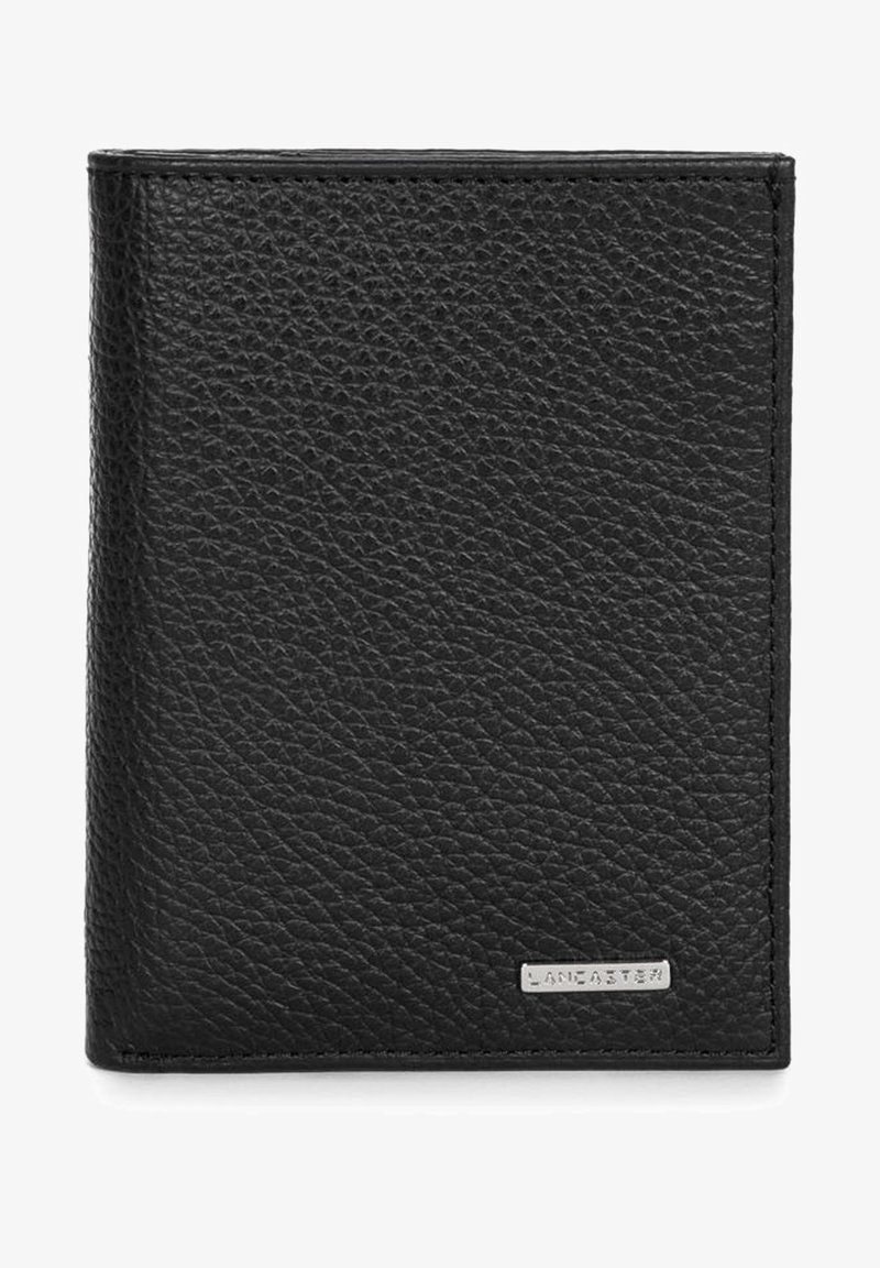 Zwarte leren portemonnee met een gestructureerde textuur, rechthoekige vorm en zilveren logoaccent. Heeft gestikte randen en een naadloos ontwerp.