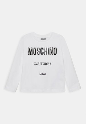 Biała koszula z długim rękawem z czarnym napisem "MOSCHINO," "COUTURE!" i "Milano" na przodzie.