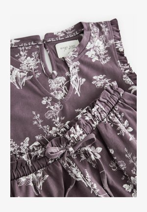 Lila blommönstrad klänning med vit blomdesign, med nyckelhålsringning, volangdetaljer på axlarna och elastisk midja.