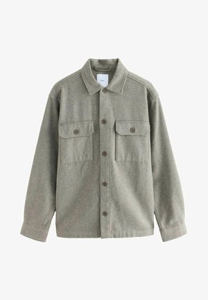 Zielona koszula flanelowa z kołnierzykiem, zapinana na guziki, z dwoma kieszeniami na piersi. Oferuje miękką teksturę i luźny krój.