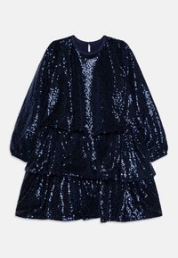 Robe en sequins bleu marine avec des manches longues, un col rond et un design à volants en couches ; une texture brillante et des paillettes tout au long.