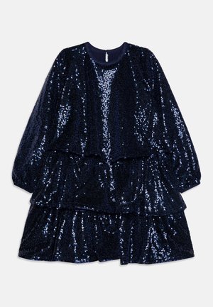 Robe en sequins bleu marine avec des manches longues, un col rond et un design à volants en couches ; une texture brillante et des paillettes tout au long.