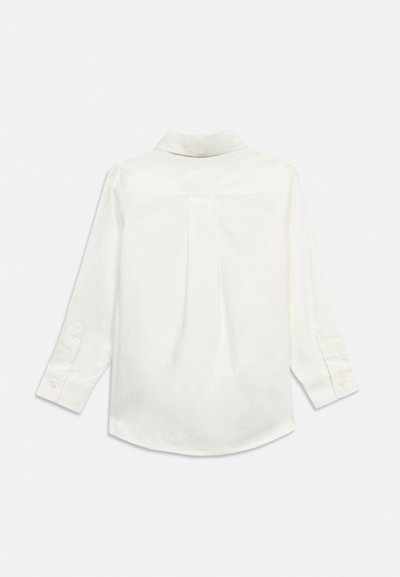 Λευκό πουκάμισο με μακριά μανίκια και κουμπιά, με γιακά, εμφανιζόμενο από πίσω, με κεντρική πτυχή στην πλάτη και μανσέτες με κουμπιά.