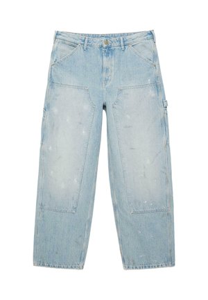 Széles szárú világoskék farmernadrág nagy elülső foltzsebekkel, övhurkokkal, gombos záródással és oldalsó használati zsebbel.