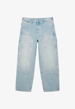 Let videblå denimjeans med store forlommer, bæltestropper, knaplukning og sidelomme til værktøj.