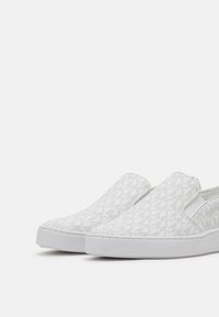MICHAEL Michael Kors KEATON - Sapatos sem atacadores - bright white