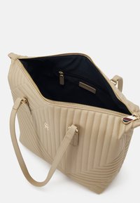 Tommy Hilfiger POPPY REFORM TOTE - Borsa a mano - beige