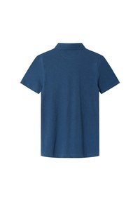 Blå kortärmad polo med krage och mjuk, texturerad tyg; har en ren, enkel design utan synliga mönster.