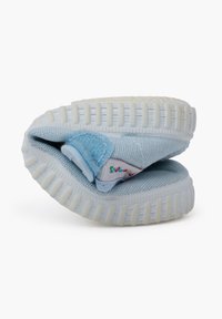 Zapatos de tela deslizables azules con un upper de lona texturizada, suela de goma y un logotipo de marca colorido en el interior. Doblados para mostrar.