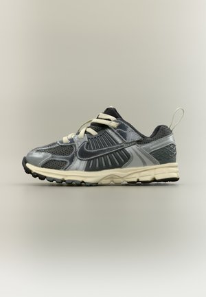 VOMERO 5 UNISEX - Sneakers - iron grey/chrome/metallic silver-coloured/coconut milk